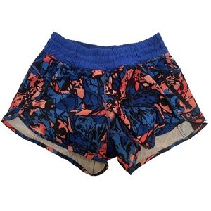 Lululemon Tracker Short IV in Paint Storm Harbor Blue Multi / Black, Size 4